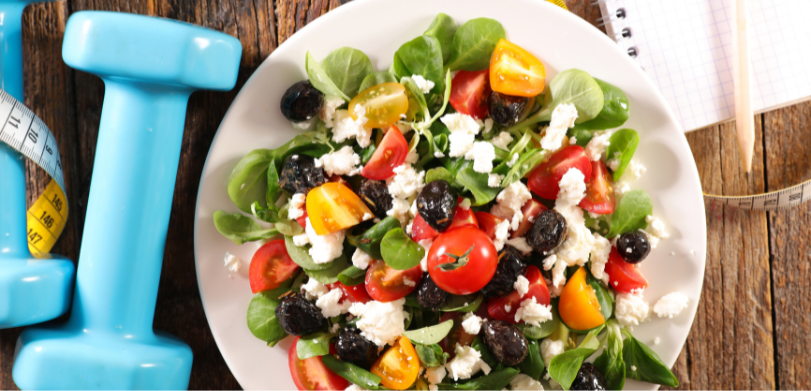 Halters azuis, prato com salada colorida: alaface, tomate e queijo.